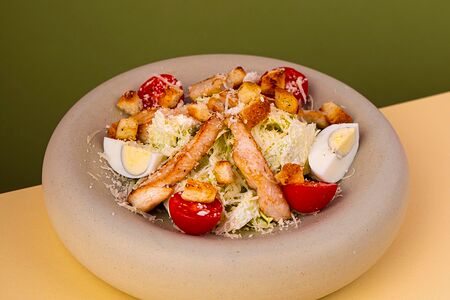 Салат Цезарь с курицей