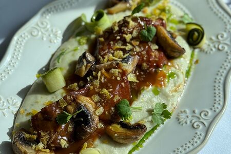 Говяжьи щечки с пюре из картофеля и маринованным цукини