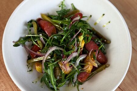 С печеным картофелем, охотничьими колбасками под авторским соусом