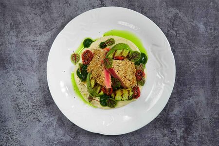 Стейк из тунца на гриле с цукини и кремом из сельдерея и шпината