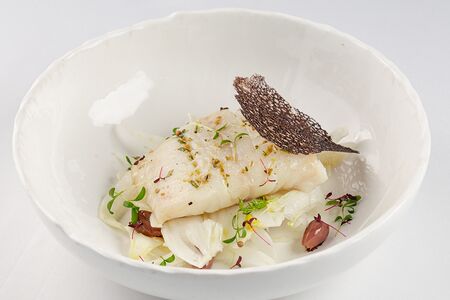 Треска с салатом из фенхеля и оливками Таджаска