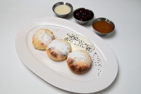 Сырники с солёной карамелью и сметаной