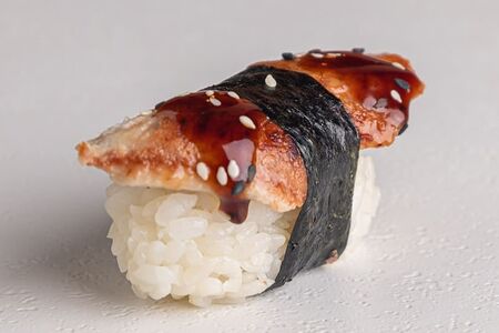 Суши с угрём