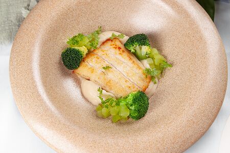 Филе судака с пюре из корня сельдерея и соцветиями брокколи в лимонно-сливочном соусе