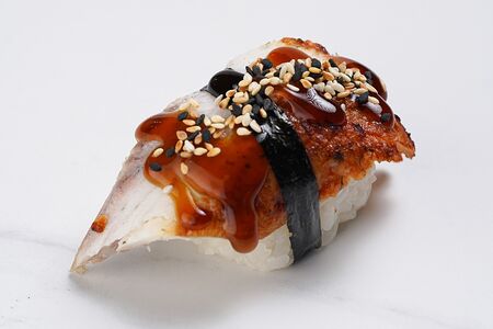 Суши с угрём