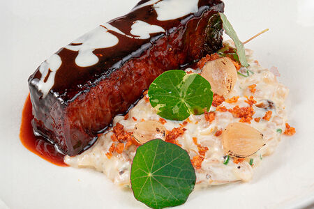 Томленая лопатка бычка с перловой кашей и белыми грибами