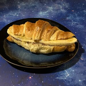 Круассан с нутеллой и свежим бананом