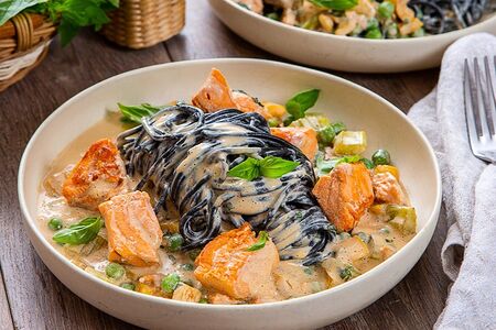 Спагетти Неро с лососем