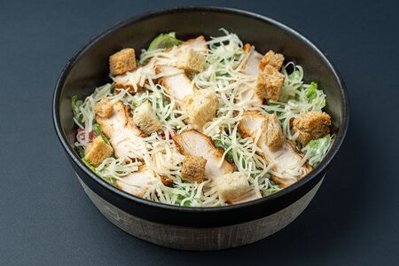 Салат Цезарь с курицей