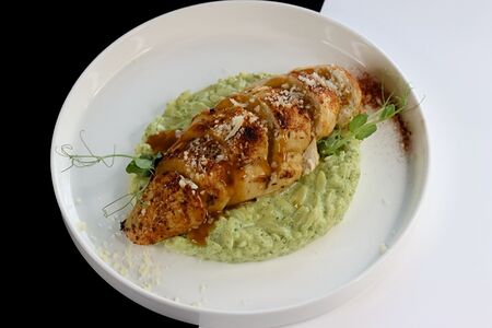 Куриная тальятта на сливочном орзо 