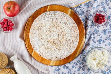 Ватрушка с малиной и яблоками