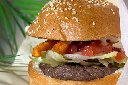 Бургер с яблоком и бататом фри