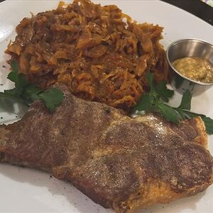 Жареная шейка с тушеной капустой