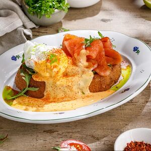 Яйцо Бенедикт с форелью и свежей руколой