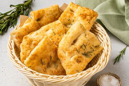 Фокачча с розмарином и крупной солью