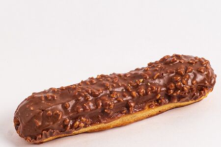 Эклер шоколадно-ореховый