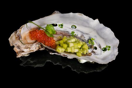 Устрица со сливками и икрой