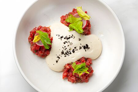 Тартар из говядины с соусом из пошехонского сыра