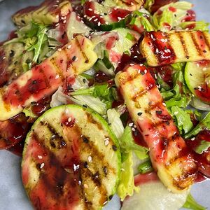 Халуми на гриле со свежими овощами