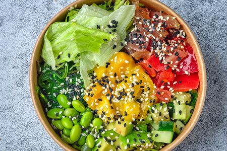 Боул с тунцом, авокадо, манго и соусом никкей