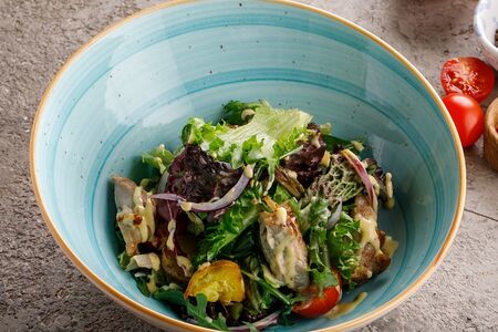 Салат с куриным бедром