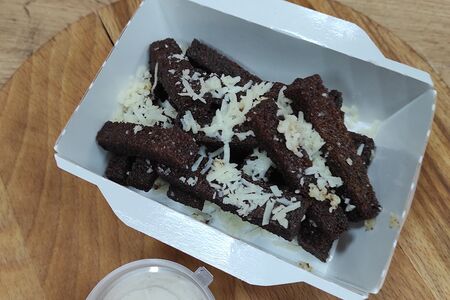 Чесночные гренки под сыром пармезан