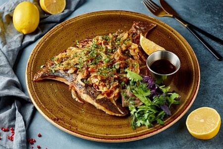 Камбала с жареным луком