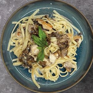 Паста с курицей и грибами 