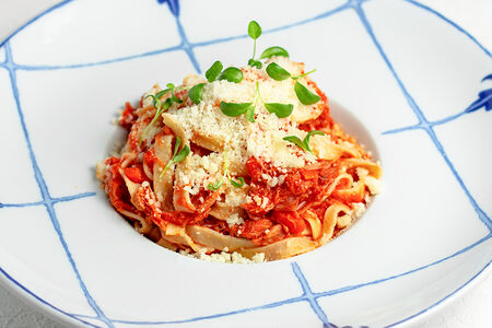 Тальятелле с говядиной, томленной в красном вине с овощами