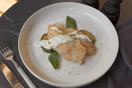 Окунь с цукини и лаймовым соусом