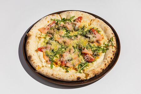 Пицца с копченым лососем