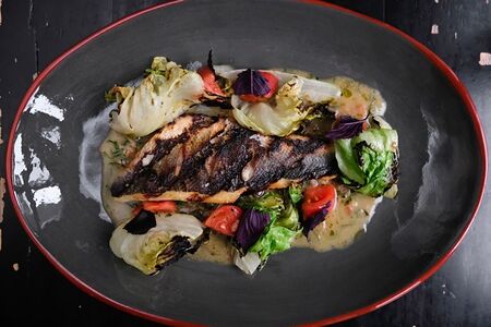 Сибас на гриле с обжаренным айсбергом