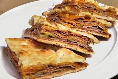 Фокачча с пастрами и чеддером