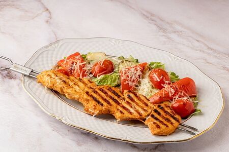 Салат с цыпленком на гриле и печеными овощами