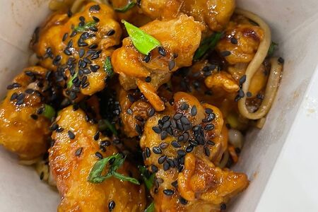 Вок с курицей в карамели