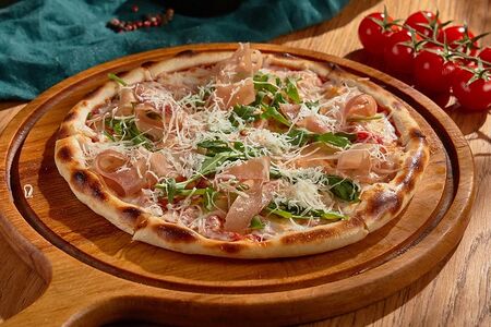 Пицца с прошутто и руколой