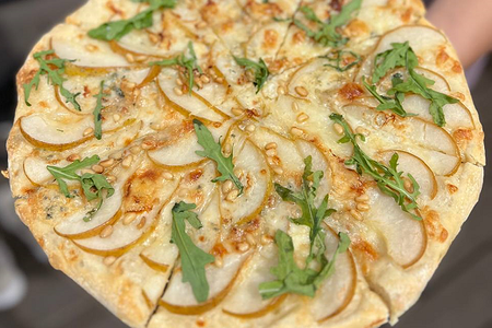 Пицца с грушей и горгонзолой маленькая