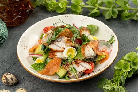 Салат с копченым угрём и лососем