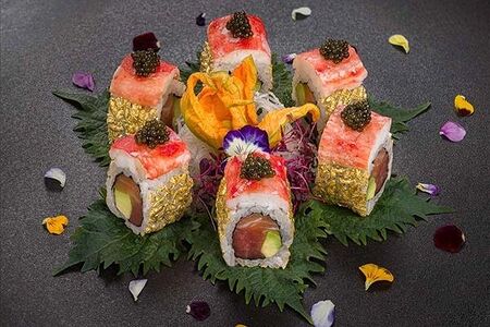 Ролл из камчатского краба, тунца блюфин, лосося, черной икры, авокадо с пряным соусом