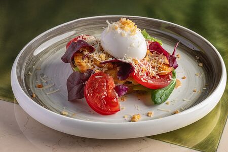 Бриошь с курицей, салатом, яйцом и пармезаном