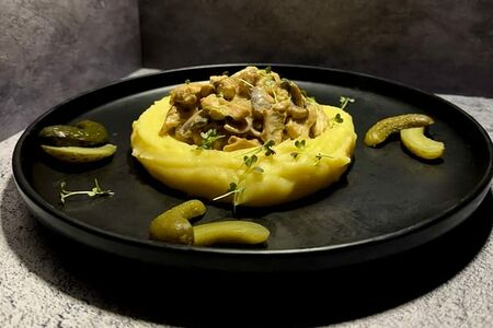 Бефстроганов из говяжьей вырезки в сливочно-французском стиле