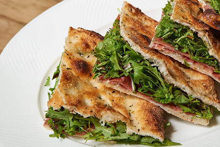 Фокачча с пармской ветчиной, страчателлой и руколой