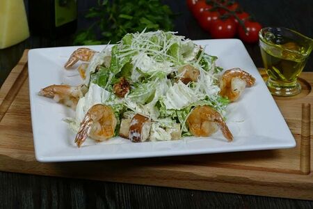 Салат Цезарь с креветками