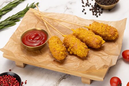 Сосиски на палочке в панировке