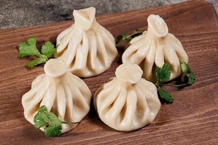 Хинкали с креветками и соусом том ям