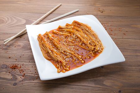 Эноки в кисло-сладком соусе