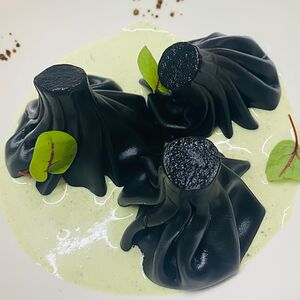 Черные хинкали с креветками