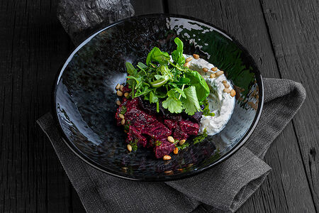 Салат с подкопченной свеклой и свекольным мармеладом