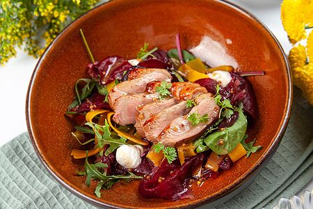 Утиная грудка с вяленой свеклой, маринованной тыквой и подкопченной рикоттой