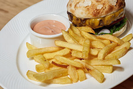 Фокачча-чизбургер с картофелем фри